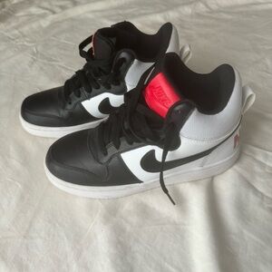Nike Black & White Sneakers - Size 6.5
